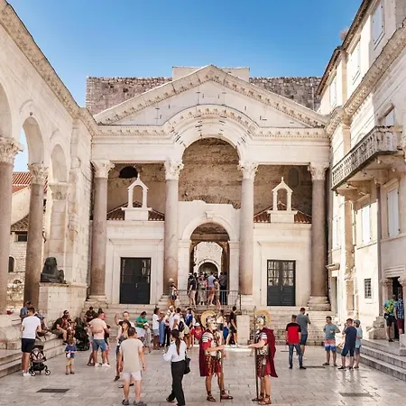 Digital Nomad Friends Apartment